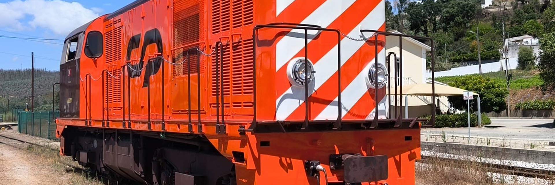 CP 9005 diesel locomotive with brown and red livery.