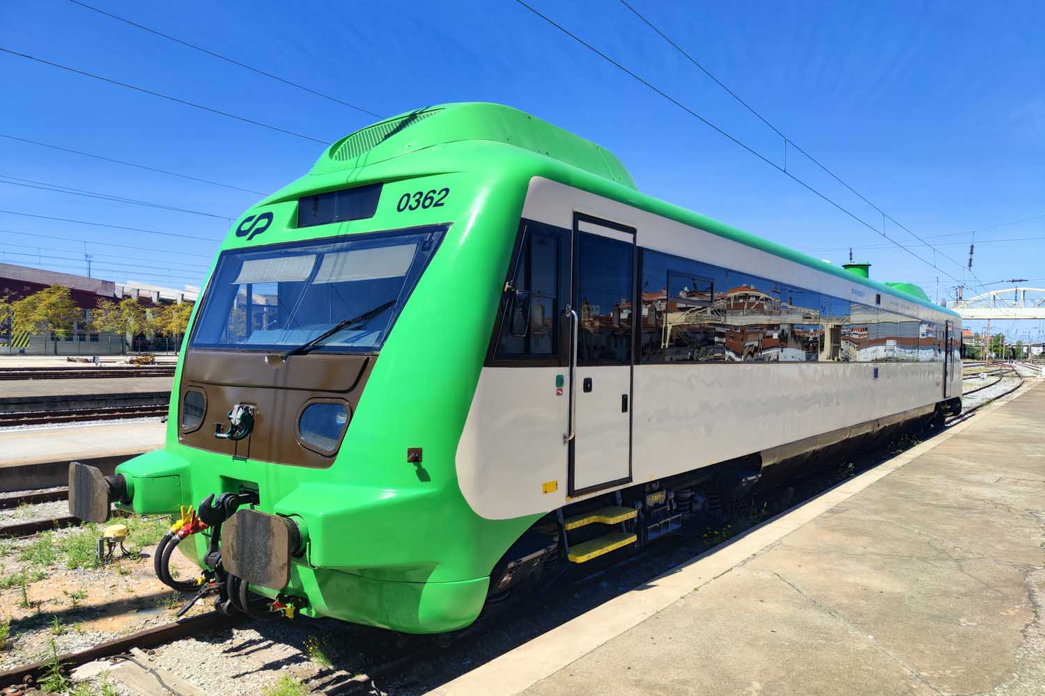 Allan Diesel CP 0350 - train in the station
