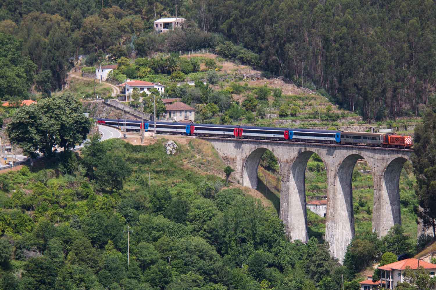 Carruagens Arco - comboio em cima da ponte