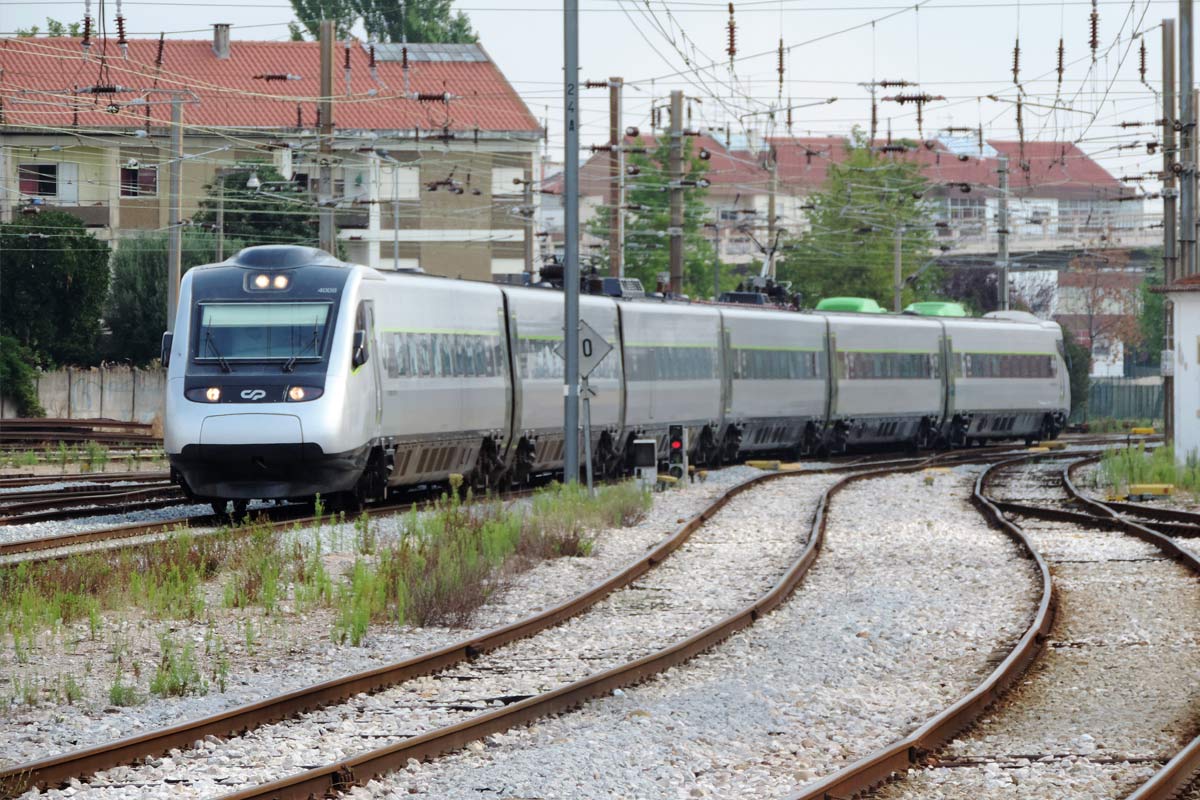 Alfa Pendular CP 4008 - comboio na linha