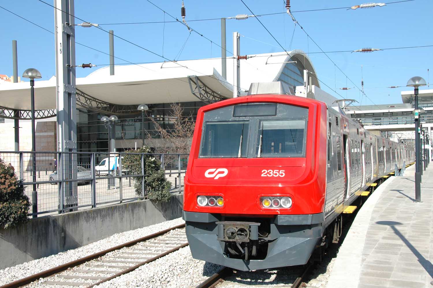 Automotora diesel CP 2355 - de frente na estação