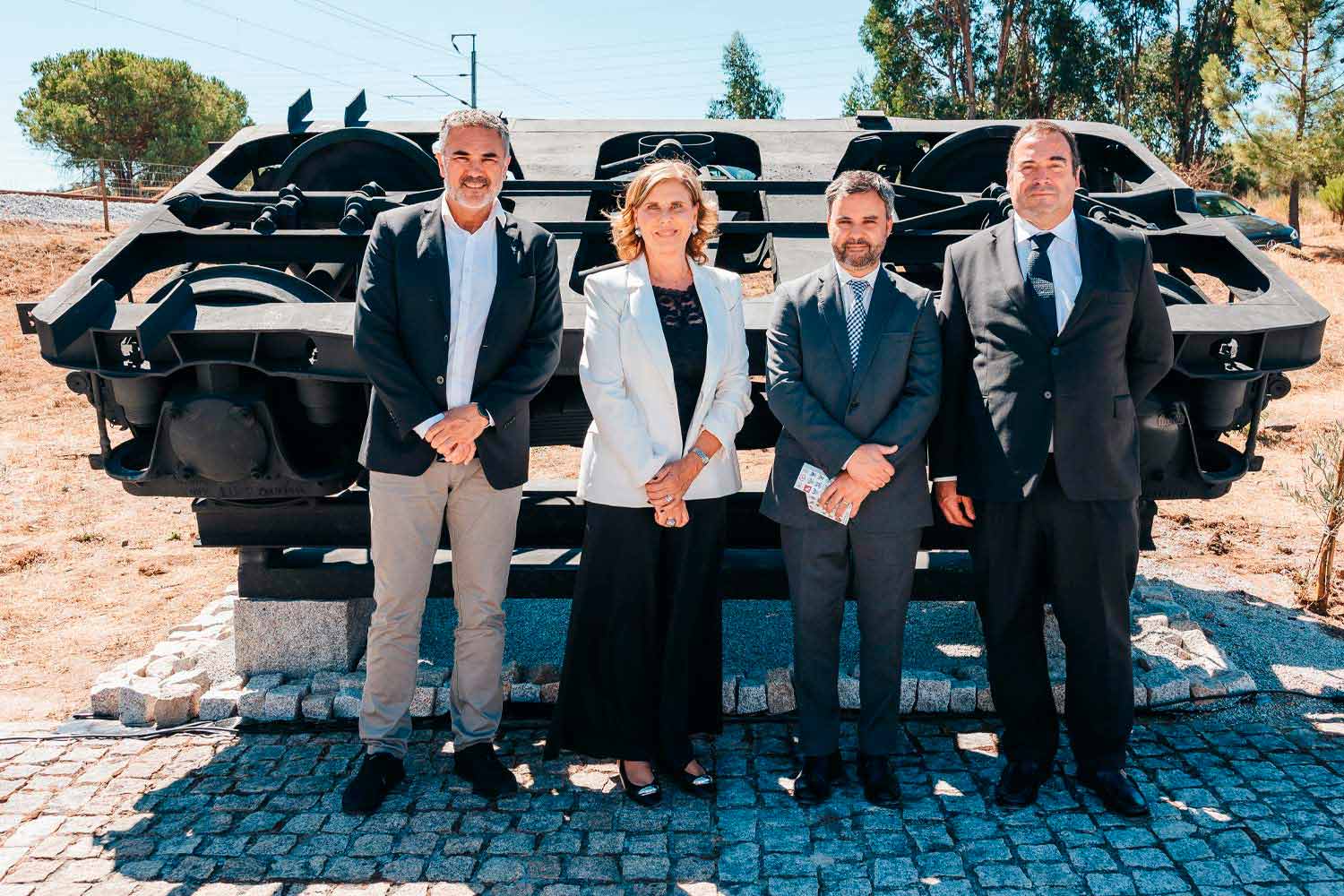 Personalidades presentes na cerimónia junto ao monumento ferroviário.