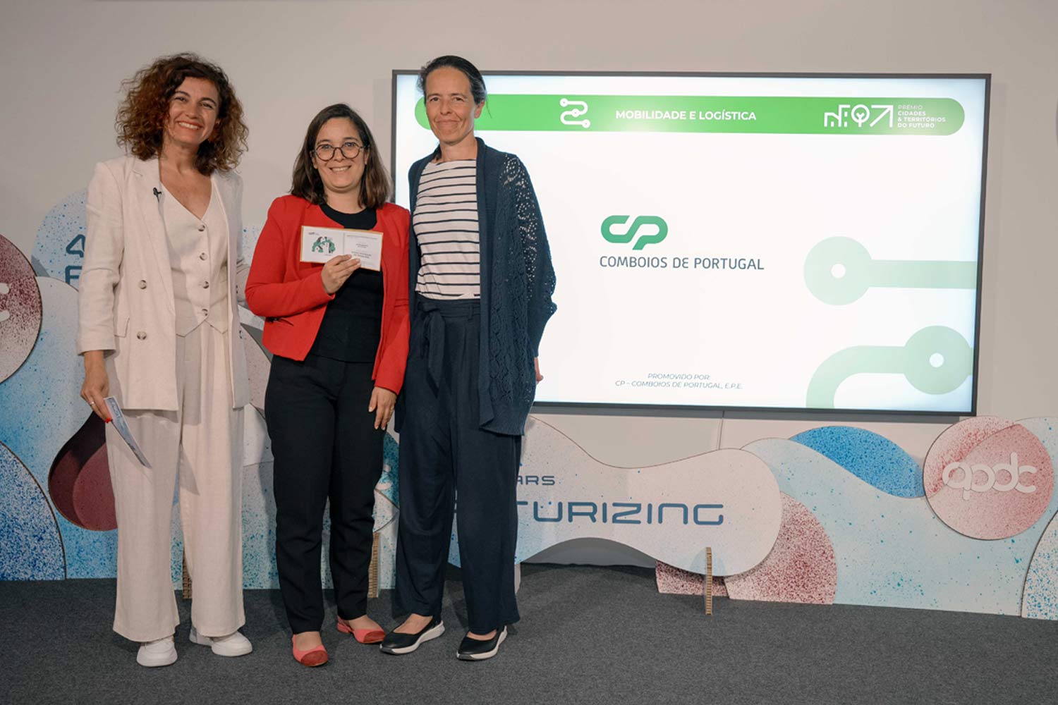 Trabalhadores CP recebem menção honrosa em palco.