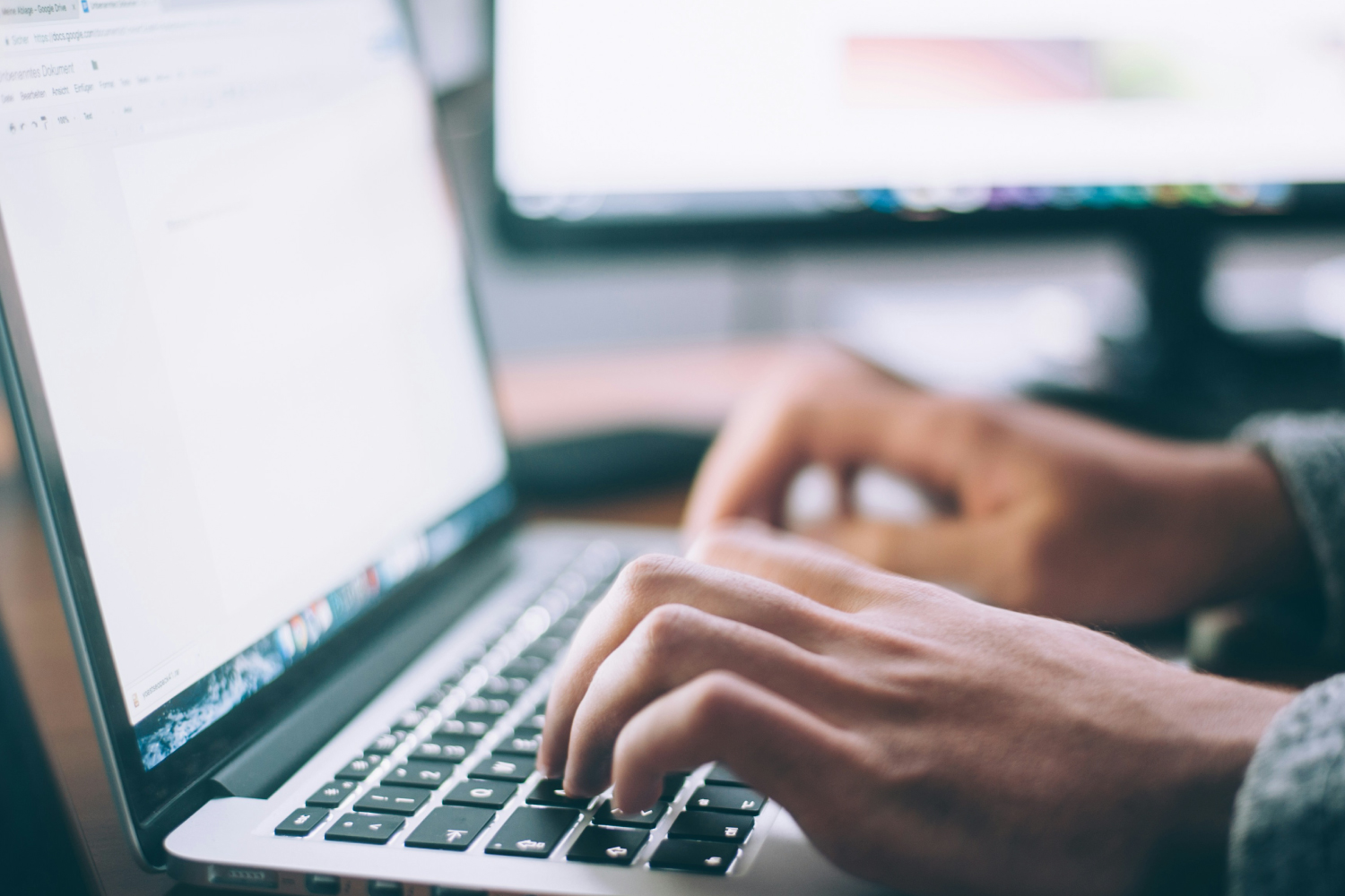 mãos a teclar num portátil