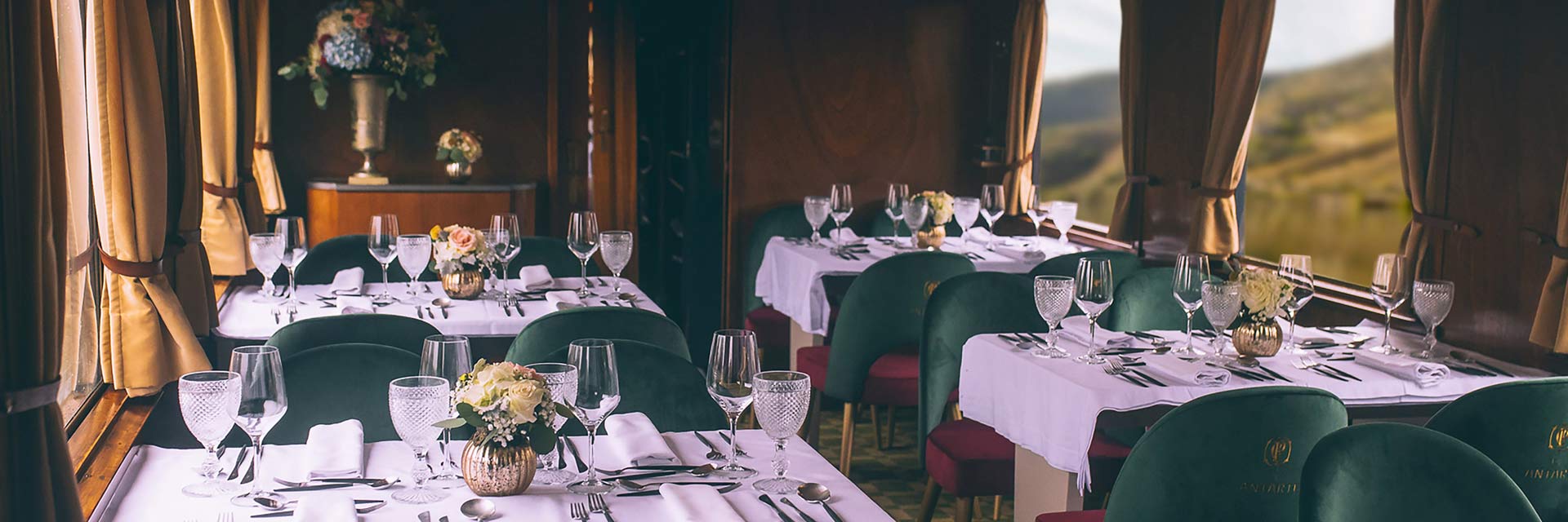 Requinte das mesas de refeição no interior da carruagens do Comboio Presidencial.