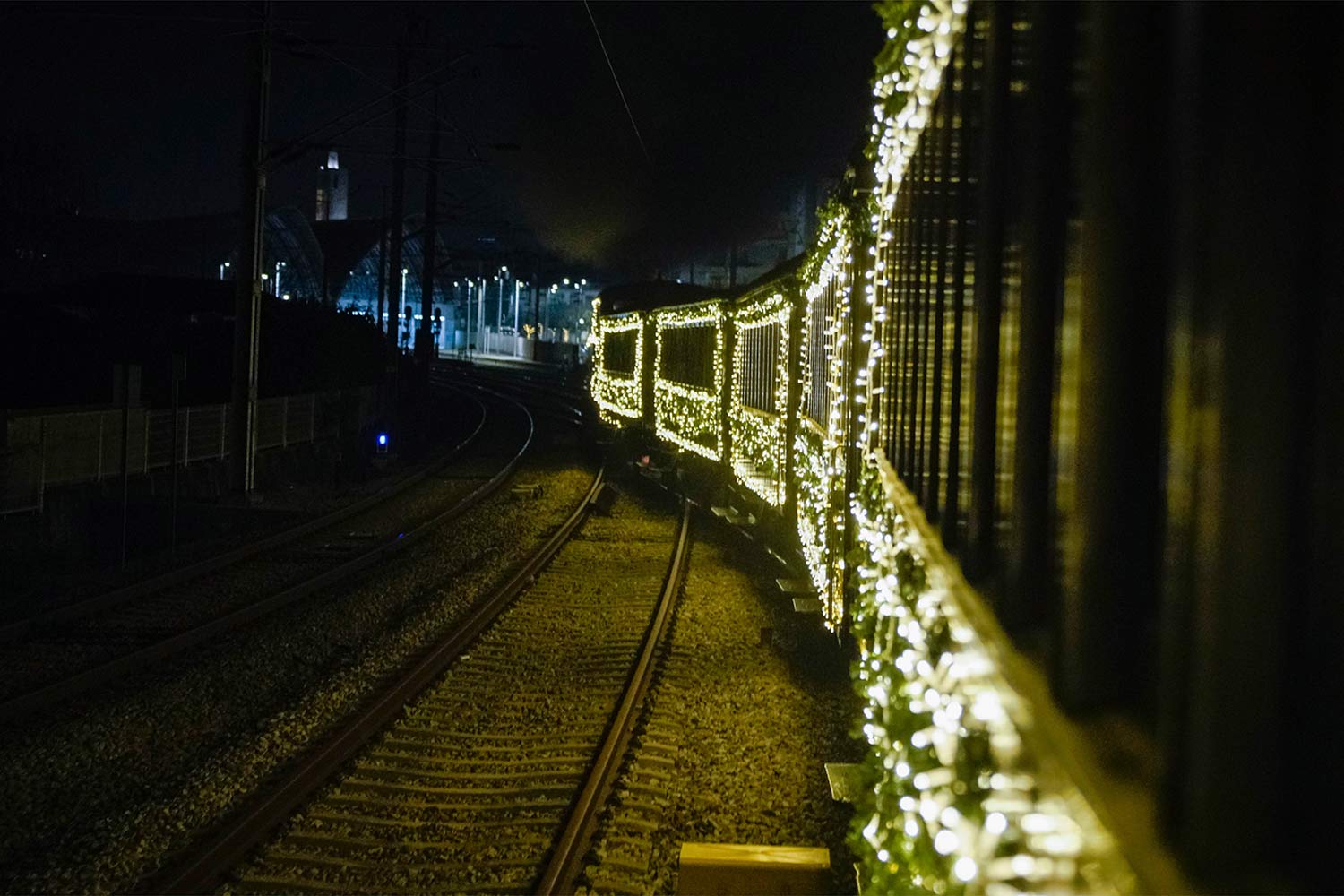 Vista lateral do Comboio Histórico a Vapor de Natal iluminado.