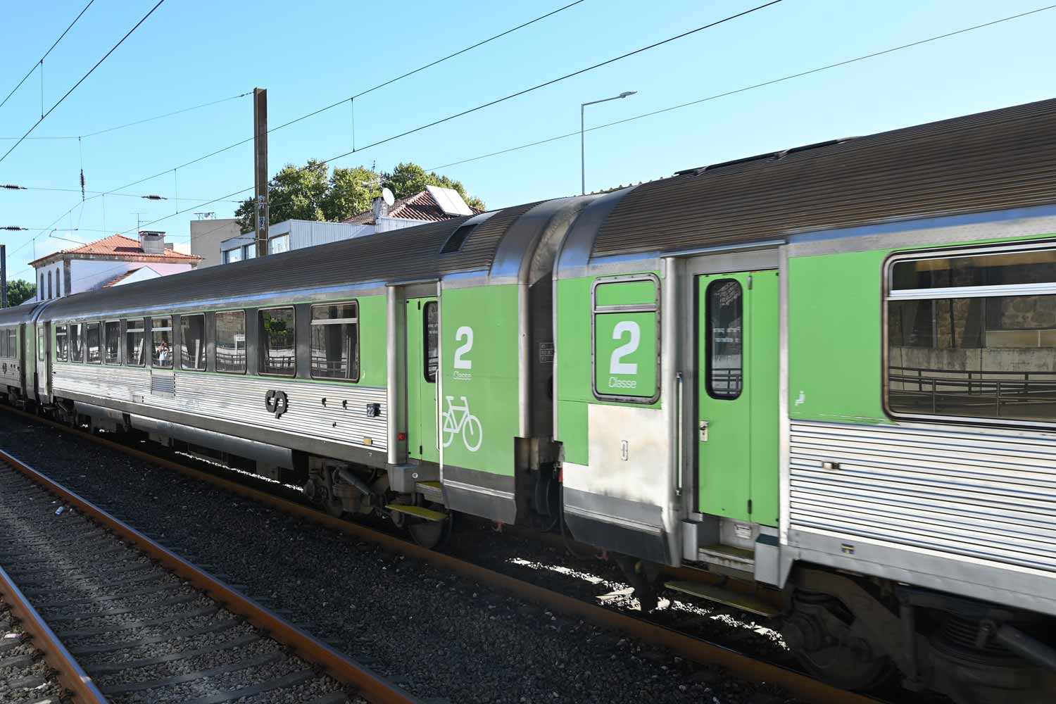 comboio Intercidades parado numa estação