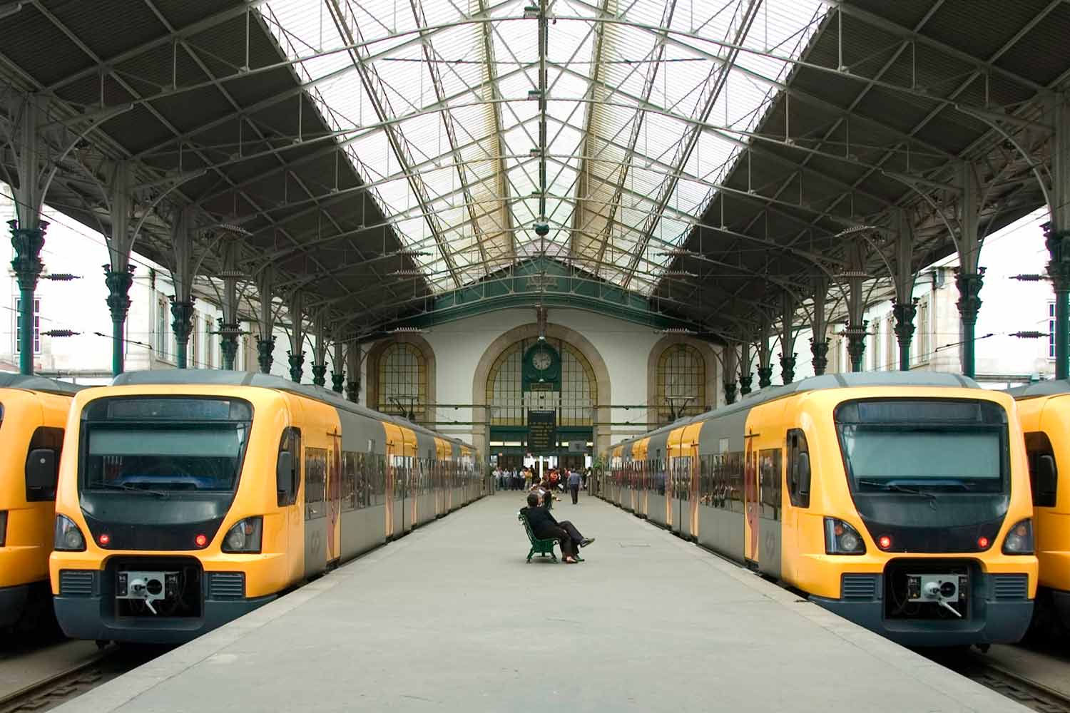 comboios urbanos na Estação de Porto São Bento