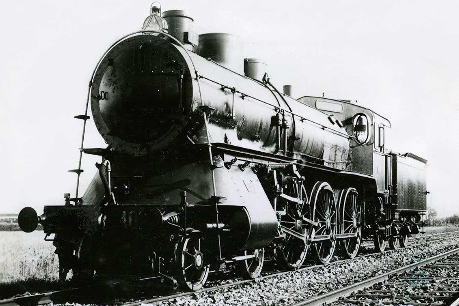 Imagem a preto e branco de locomotiva a vapor série 401 a 406 da CP parada na linha.