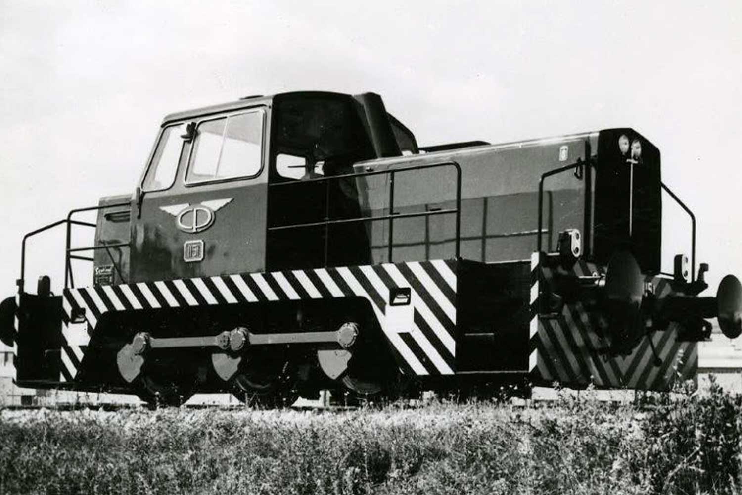 Imagem a preto e branco de locotrator Sentinel série 1150 da CP parado em linha.