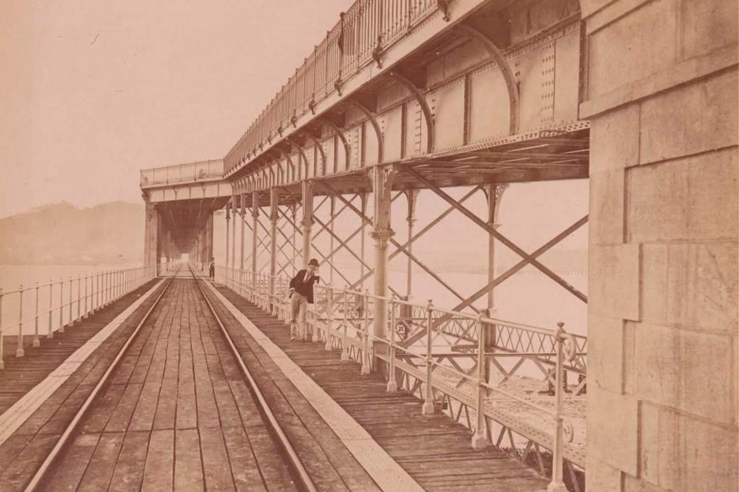 Imagem antiga do inicio tabuleiro ferroviário da ponte, com a tabuleiro rodoviário na parte superior.