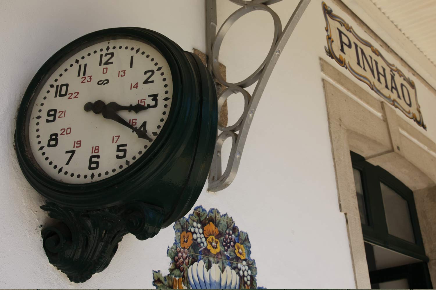 Relógio em parede da Estação do Pinhão.