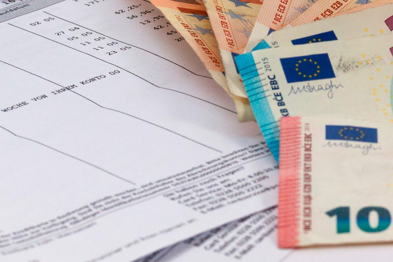 Fatura em papel com várias notas sobrepostas.