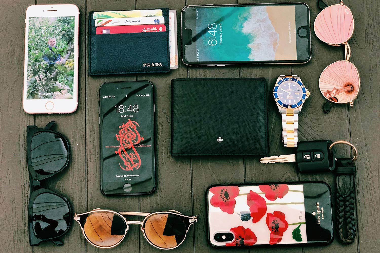 Objetos diversos, como telemóveis, relógios, carteiras ou chaves.