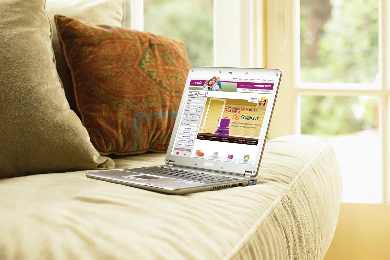 Portátil sobre sofá com site www.renfe.com aberto.