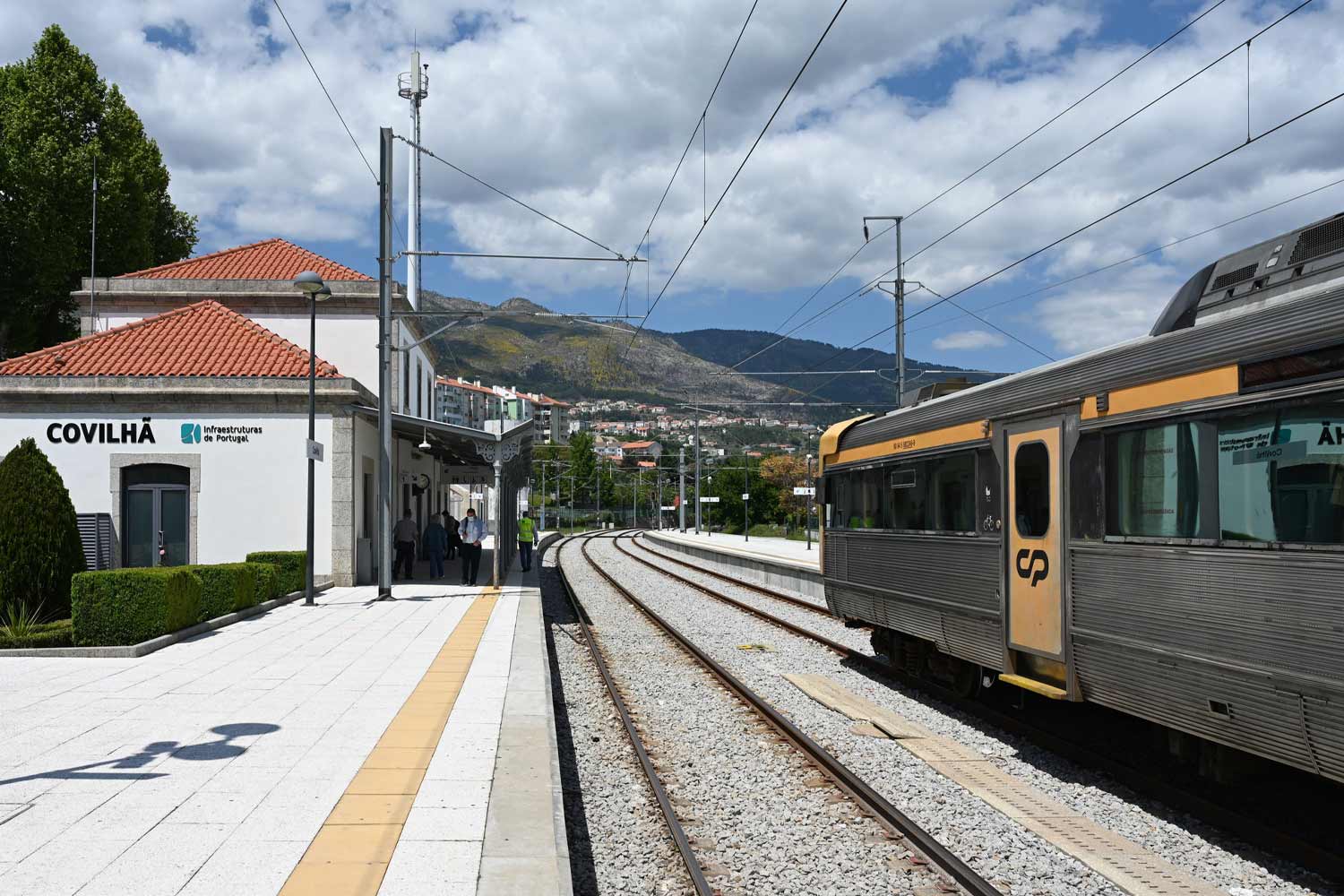 Comboio regional na Linha da Beira Baixa, estacionado na Estação da Covilhã.