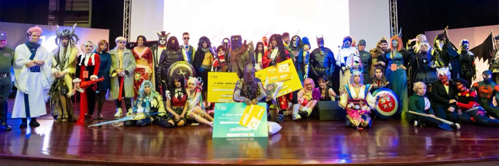 Grupo de pessoas mascaradas no palco.