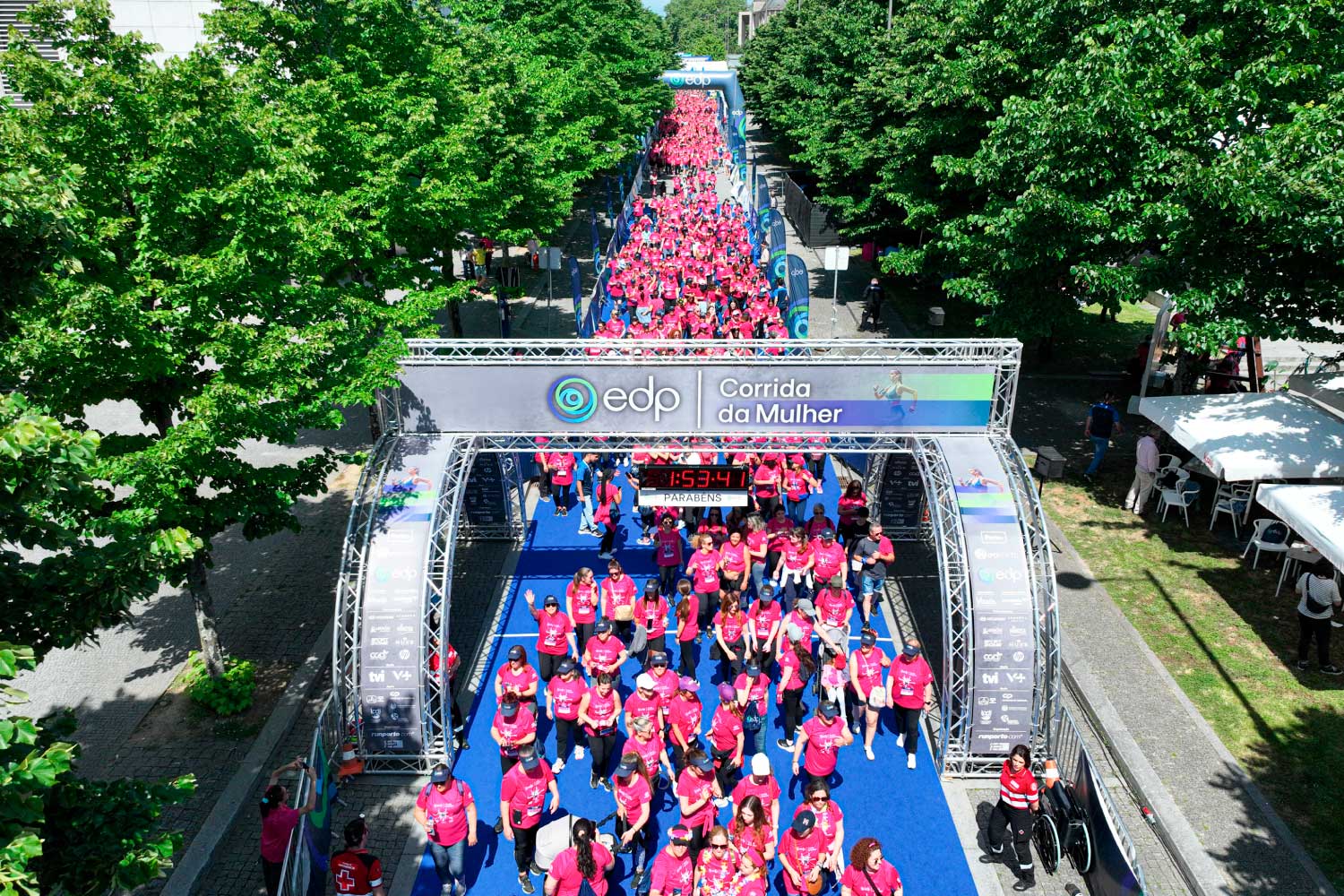 Grupo de pessoas junto à meta da prova.