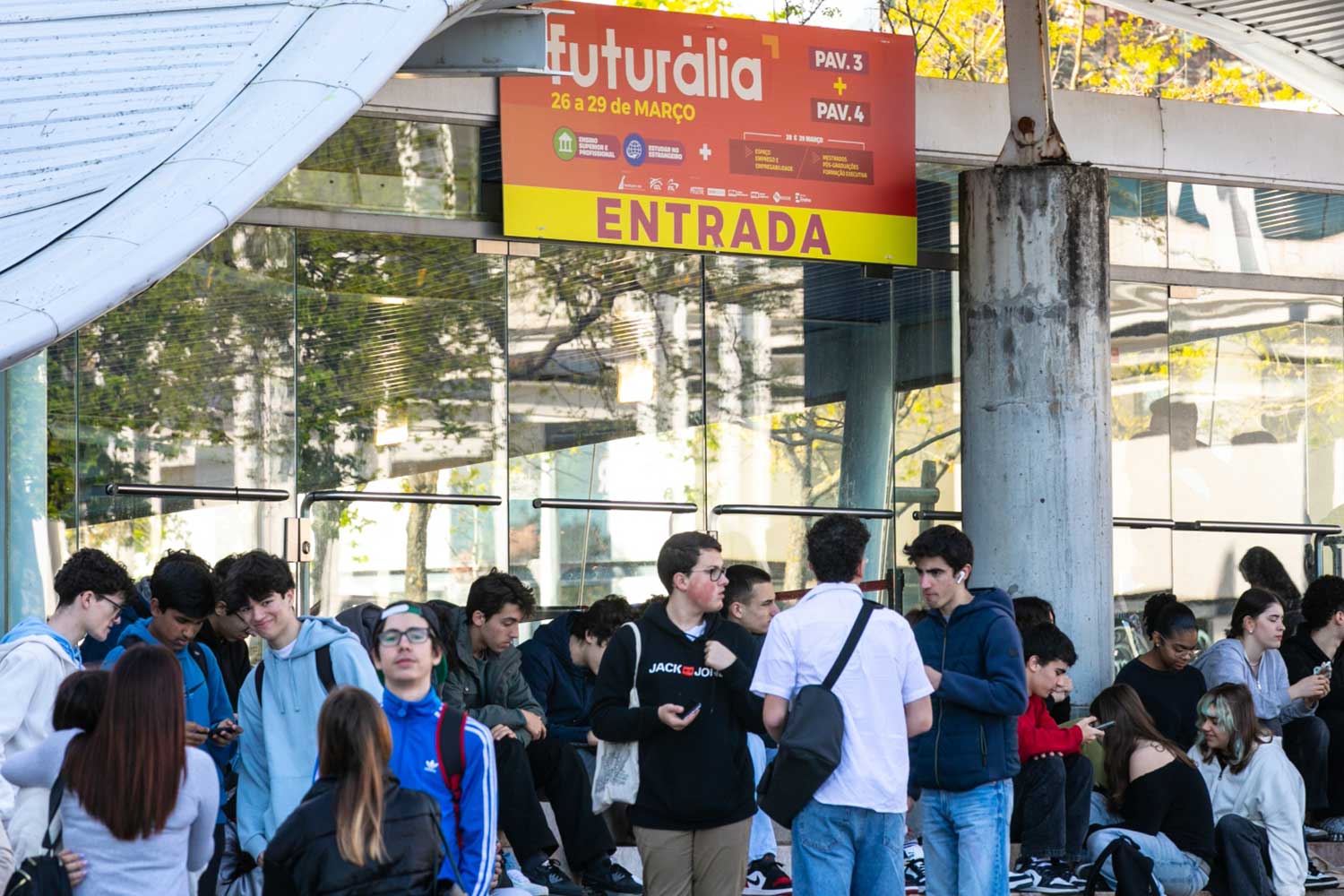 Grupo de jovens à entrada do pavilhão da Futurália e no interior a dançar.