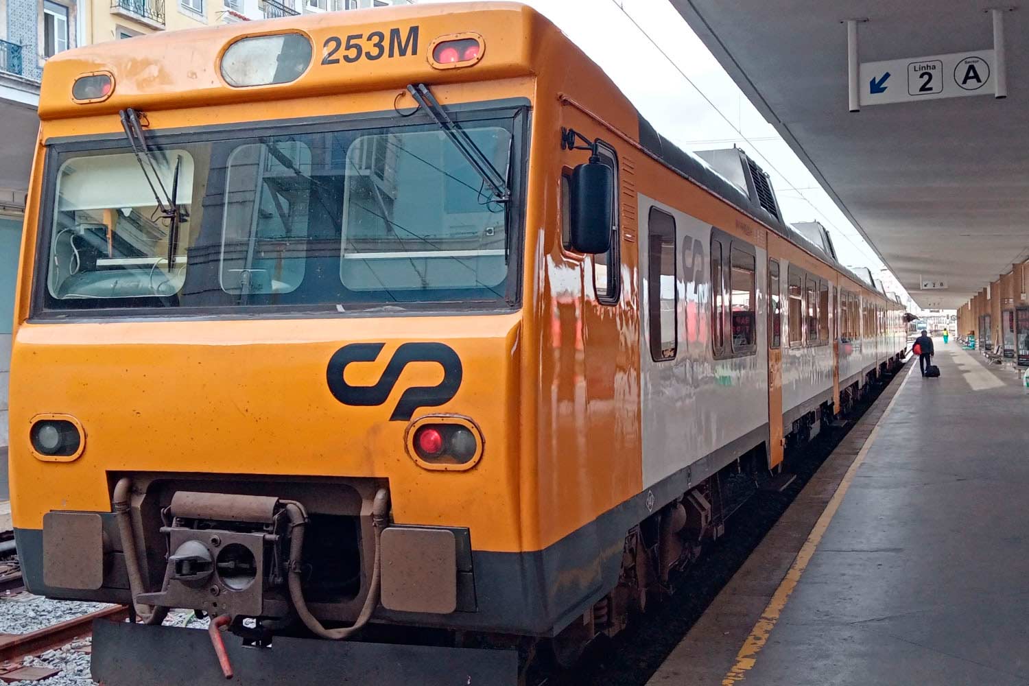 Regional train on the Oeste line.