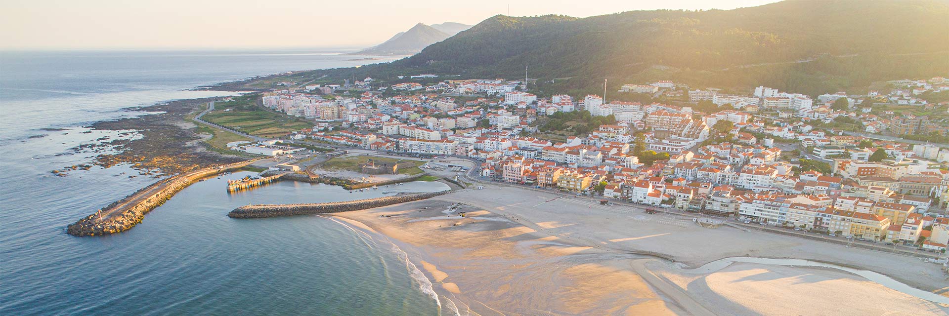 Vista aérea e a cores da praia e de Vila Praia de Âncora. 