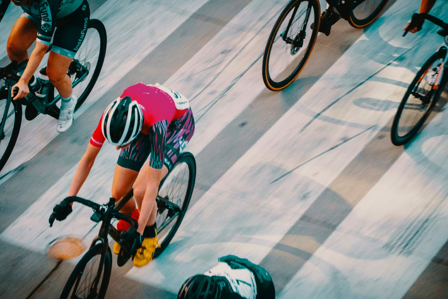 Imagem aérea e a cores de ciclistas a pedalar.