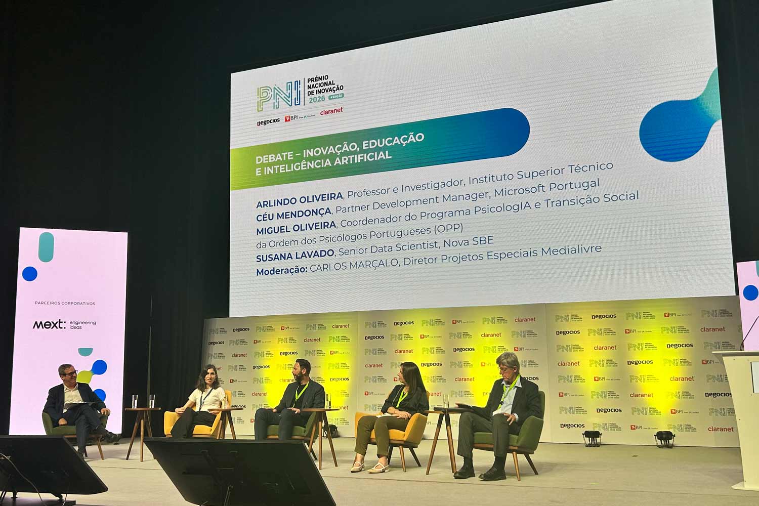 Palco com painel do debate: Inovação, Educação e Inteligência Artificial
