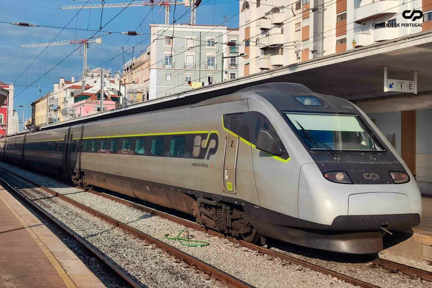 Comboio Alfa Pendular estacionado na Estação de Lisboa Santa Apolónia.