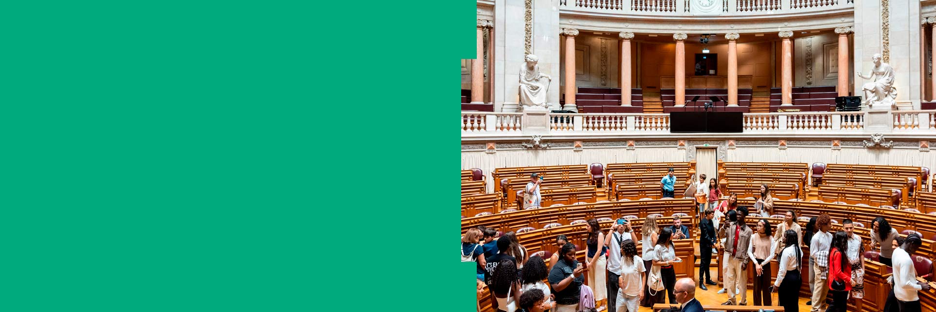 Image of visitors at Parliament.